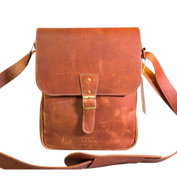 bandolera de cuero para hombre, bolso cruzado cuero vintage, bandolera cuero con tapa, bolso para iPad cuero, bandolera cuero personalizada, ROVIER cuero Bolivia, bolso hombre cuero elegante.