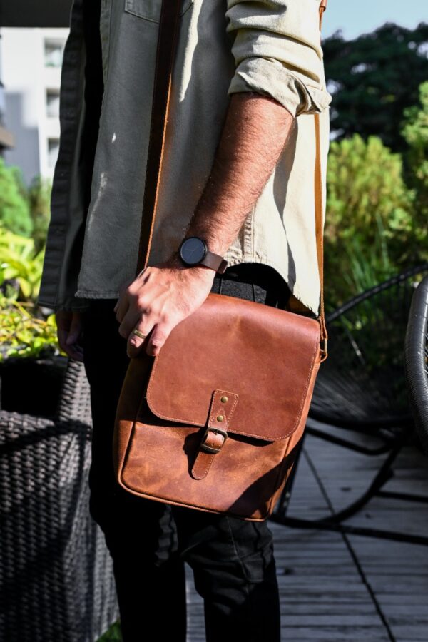 bandolera de cuero para hombre, bolso cruzado cuero vintage, bandolera cuero con tapa, bolso para iPad cuero, bandolera cuero personalizada, ROVIER cuero Bolivia, bolso hombre cuero elegante.