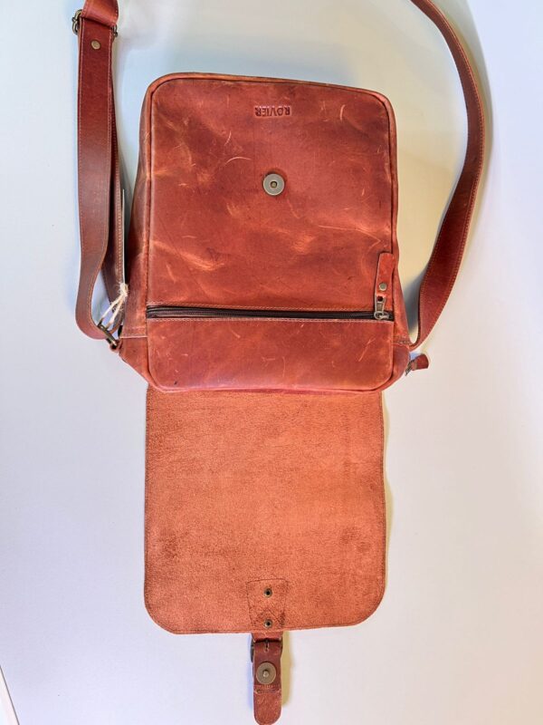 bandolera de cuero para hombre, bolso cruzado cuero vintage, bandolera cuero con tapa, bolso para iPad cuero, bandolera cuero personalizada, ROVIER cuero Bolivia, bolso hombre cuero elegante.