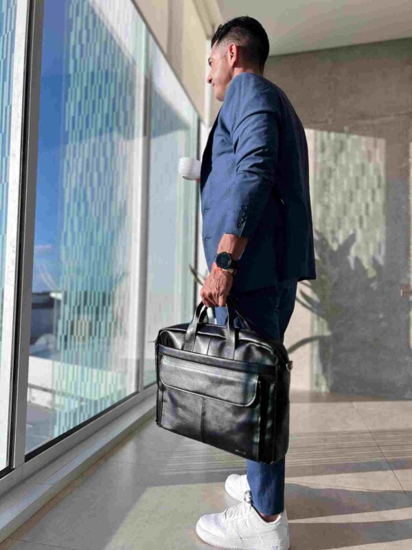 maletín de cuero para hombre maletín ejecutivo de cuero maletín liviano con compartimento para laptop maletín profesional de cuero maletín de oficina hombre maletín personalizado grabado láser artículos de cuero para negocios maletín compacto de cuero bolso ejecutivo cuero genuino regalo corporativo cuero, hand made bolivia maletín ejecutivo de cuero maletín liviano con compartimento para laptop maletín profesional de cuero maletín de oficina hombre maletín personalizado grabado láser artículos de cuero para negocios maletín compacto de cuero bolso ejecutivo cuero genuino regalo corporativo cuero, hand made bolivia