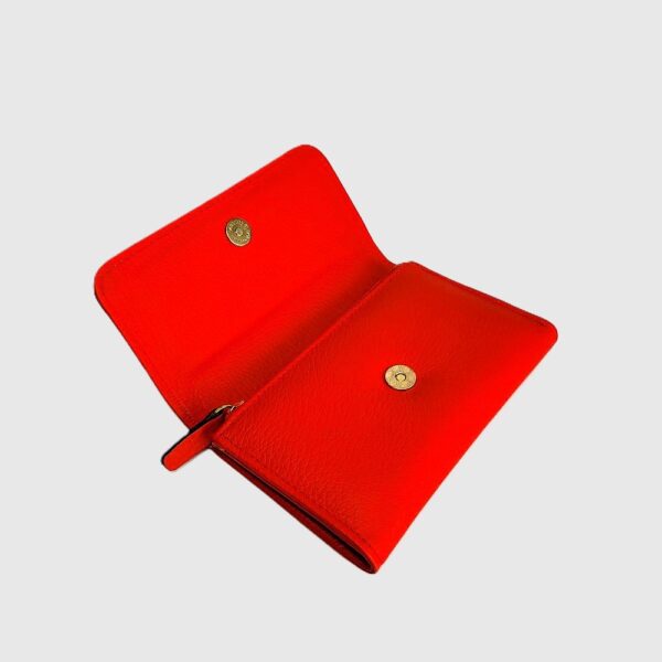 billetera de cuero para mujer, billetera mediana de cuero, billetera con botón imán, billetera de mujer compacta, billetera con espacio para tarjetas, billetera cuero personalizada, billetera con cierre, billetera elegante mujer, billetera cuero ROVIER, billetera hecha en Bolivia, accesorio de cuero femenino, billetera grabado láser