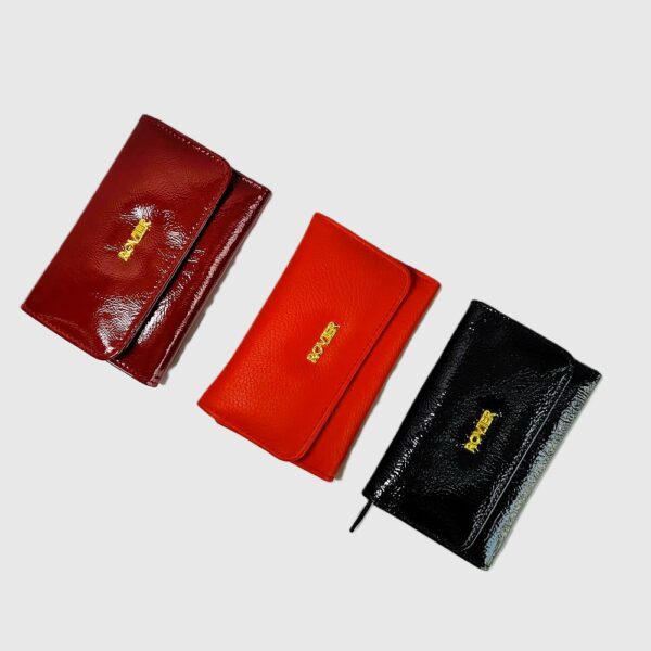 billetera de cuero para mujer, billetera mediana de cuero, billetera con botón imán, billetera de mujer compacta, billetera con espacio para tarjetas, billetera cuero personalizada, billetera con cierre, billetera elegante mujer, billetera cuero ROVIER, billetera hecha en Bolivia, accesorio de cuero femenino, billetera grabado láser