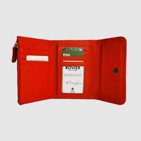 billetera de cuero para mujer, billetera mediana de cuero, billetera con botón imán, billetera de mujer compacta, billetera con espacio para tarjetas, billetera cuero personalizada, billetera con cierre, billetera elegante mujer, billetera cuero ROVIER, billetera hecha en Bolivia, accesorio de cuero femenino, billetera grabado láser