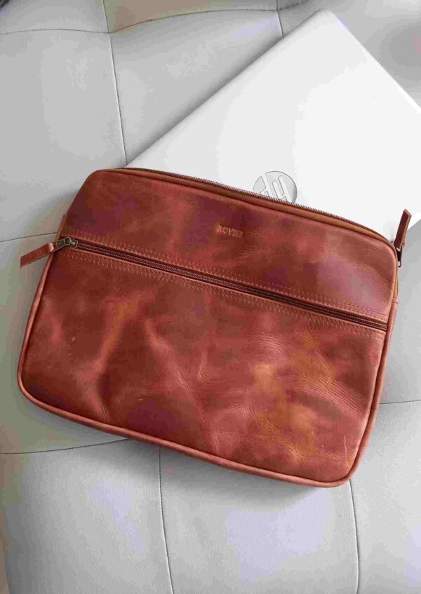 funda de cuero para laptop, funda personalizada laptop, funda laptop a medida, funda cuero suave, funda laptop con cierre, funda ejecutiva laptop, funda grabado láser, accesorio cuero laptop, funda profesional cuero, regalo corporativo cuero