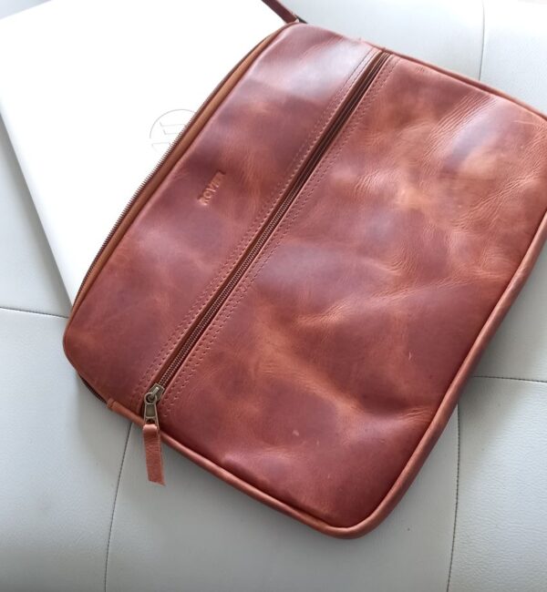 funda de cuero para laptop, funda personalizada laptop, funda laptop a medida, funda cuero suave, funda laptop con cierre, funda ejecutiva laptop, funda grabado láser, accesorio cuero laptop, funda profesional cuero, regalo corporativo cuero