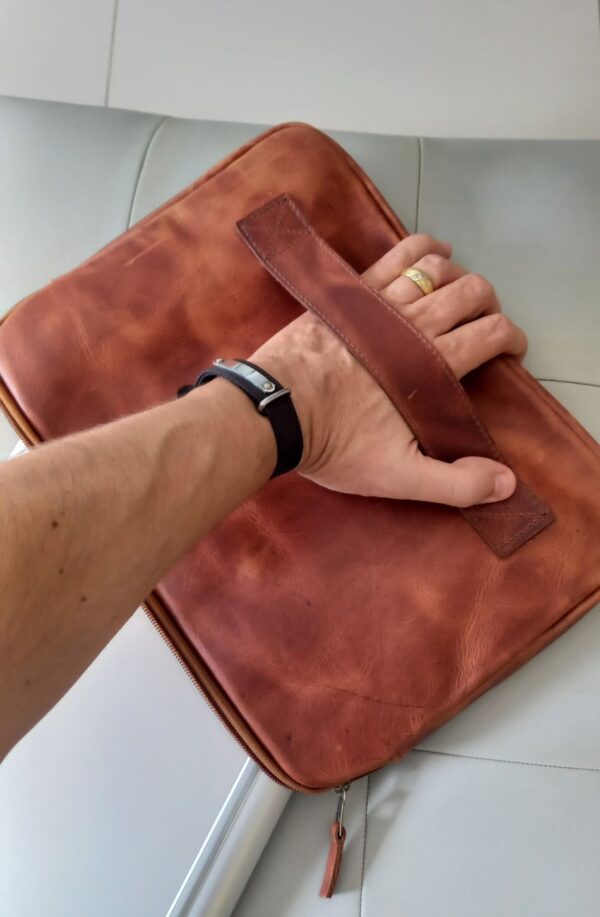 funda de cuero para laptop, funda personalizada laptop, funda laptop a medida, funda cuero suave, funda laptop con cierre, funda ejecutiva laptop, funda grabado láser, accesorio cuero laptop, funda profesional cuero, regalo corporativo cuero