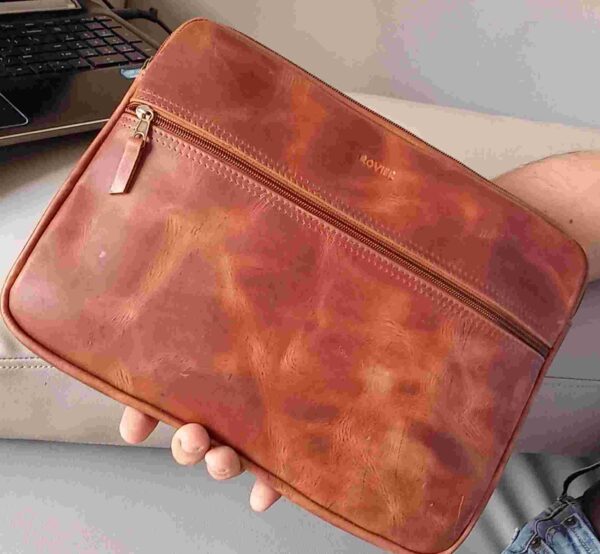 funda de cuero para laptop, funda personalizada laptop, funda laptop a medida, funda cuero suave, funda laptop con cierre, funda ejecutiva laptop, funda grabado láser, accesorio cuero laptop, funda profesional cuero, regalo corporativo cuero