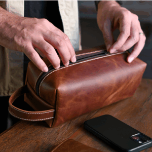 Neceser oxford de cuero | Neceser compacto con 3 compartimentos internos | Estuche de cuero para artículos personales | Ideal para viajes y uso diario | Diseño elegante, práctico y duradero | Cierre seguro y acabado de alta calidad | Neceser masculino de cuero genuino