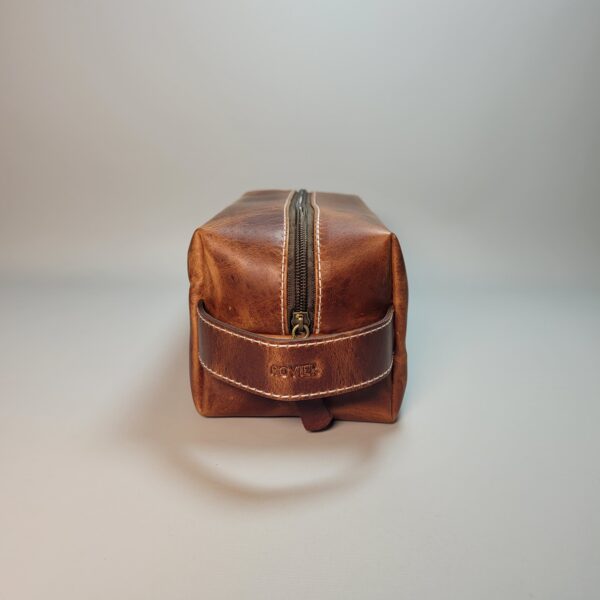 Neceser oxford de cuero | Neceser compacto con 3 compartimentos internos | Estuche de cuero para artículos personales | Ideal para viajes y uso diario | Diseño elegante, práctico y duradero | Cierre seguro y acabado de alta calidad | Neceser masculino de cuero genuino