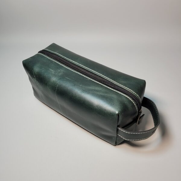 Neceser oxford de cuero | Neceser compacto con 3 compartimentos internos | Estuche de cuero para artículos personales | Ideal para viajes y uso diario | Diseño elegante, práctico y duradero | Cierre seguro y acabado de alta calidad | Neceser masculino de cuero genuino