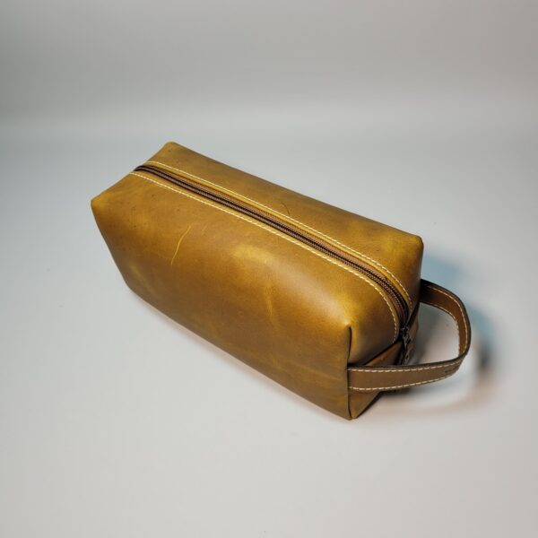 Neceser oxford de cuero | Neceser compacto con 3 compartimentos internos | Estuche de cuero para artículos personales | Ideal para viajes y uso diario | Diseño elegante, práctico y duradero | Cierre seguro y acabado de alta calidad | Neceser masculino de cuero genuino