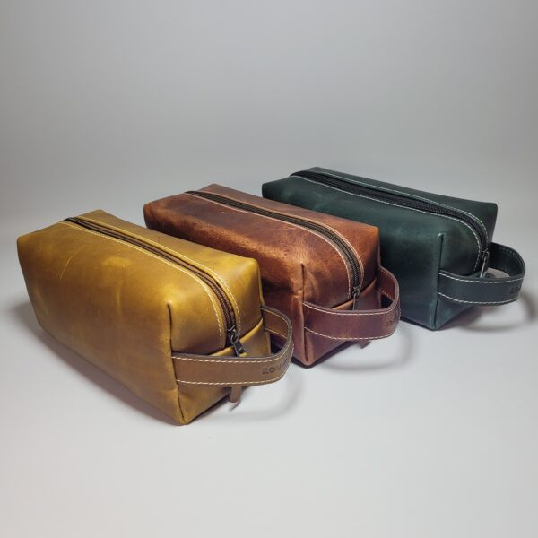 Neceser oxford de cuero | Neceser compacto con 3 compartimentos internos | Estuche de cuero para artículos personales | Ideal para viajes y uso diario | Diseño elegante, práctico y duradero | Cierre seguro y acabado de alta calidad | Neceser masculino de cuero genuino