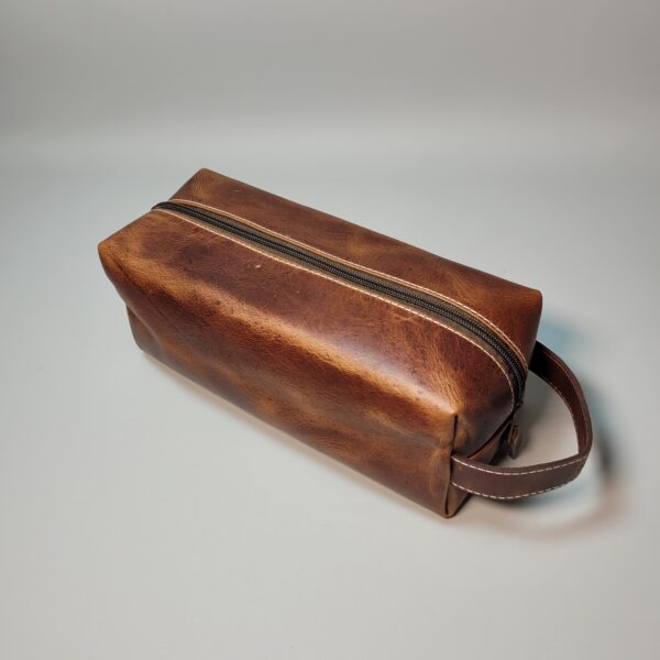 Neceser oxford de cuero | Neceser compacto con 3 compartimentos internos | Estuche de cuero para artículos personales | Ideal para viajes y uso diario | Diseño elegante, práctico y duradero | Cierre seguro y acabado de alta calidad | Neceser masculino de cuero genuino