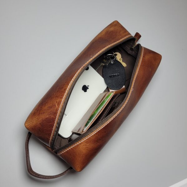 Neceser oxford de cuero | Neceser compacto con 3 compartimentos internos | Estuche de cuero para artículos personales | Ideal para viajes y uso diario | Diseño elegante, práctico y duradero | Cierre seguro y acabado de alta calidad | Neceser masculino de cuero genuino