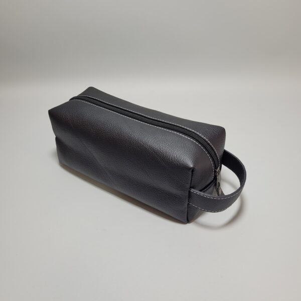 Neceser oxford de cuero | Neceser compacto con 3 compartimentos internos | Estuche de cuero para artículos personales | Ideal para viajes y uso diario | Diseño elegante, práctico y duradero | Cierre seguro y acabado de alta calidad | Neceser masculino de cuero genuino