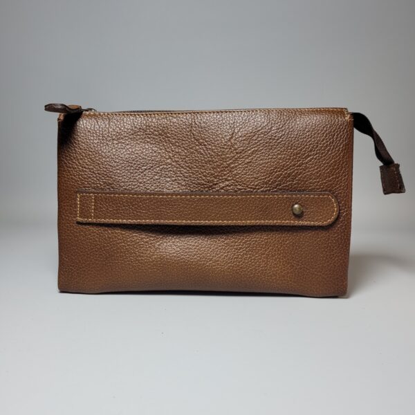 Neceser Ares de cuero 22,5 x 14 x 4 cm | Neceser compacto con 3 compartimentos internos | Estuche de cuero para artículos personales | Ideal para viajes y uso diario | Diseño elegante, práctico y duradero | Cierre seguro y acabado de alta calidad | Neceser masculino de cuero genuino