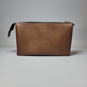 Neceser Ares de cuero 22,5 x 14 x 4 cm | Neceser compacto con 3 compartimentos internos | Estuche de cuero para artículos personales | Ideal para viajes y uso diario | Diseño elegante, práctico y duradero | Cierre seguro y acabado de alta calidad | Neceser masculino de cuero genuino