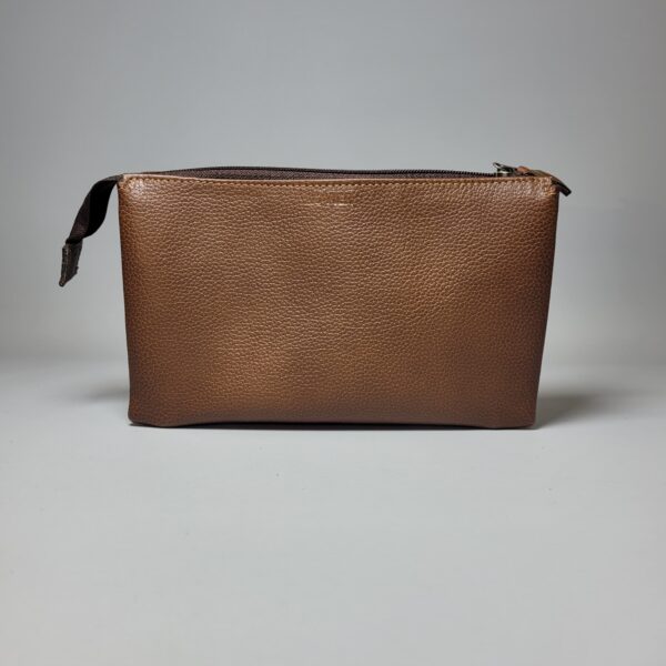 Neceser Ares de cuero 22,5 x 14 x 4 cm | Neceser compacto con 3 compartimentos internos | Estuche de cuero para artículos personales | Ideal para viajes y uso diario | Diseño elegante, práctico y duradero | Cierre seguro y acabado de alta calidad | Neceser masculino de cuero genuino