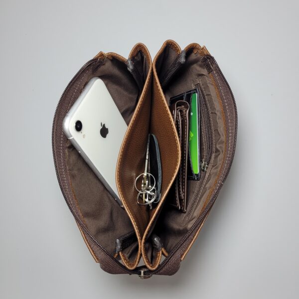 Neceser Ares de cuero 22,5 x 14 x 4 cm | Neceser compacto con 3 compartimentos internos | Estuche de cuero para artículos personales | Ideal para viajes y uso diario | Diseño elegante, práctico y duradero | Cierre seguro y acabado de alta calidad | Neceser masculino de cuero genuino