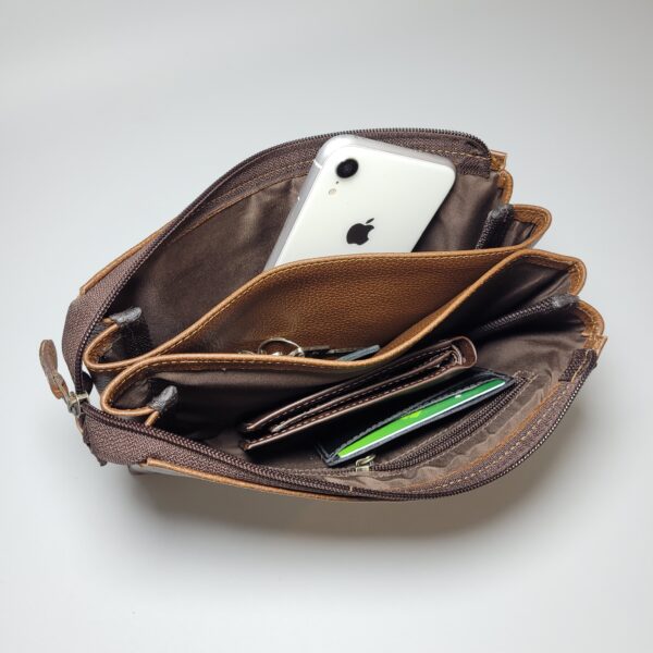 Neceser Ares de cuero 22,5 x 14 x 4 cm | Neceser compacto con 3 compartimentos internos | Estuche de cuero para artículos personales | Ideal para viajes y uso diario | Diseño elegante, práctico y duradero | Cierre seguro y acabado de alta calidad | Neceser masculino de cuero genuino