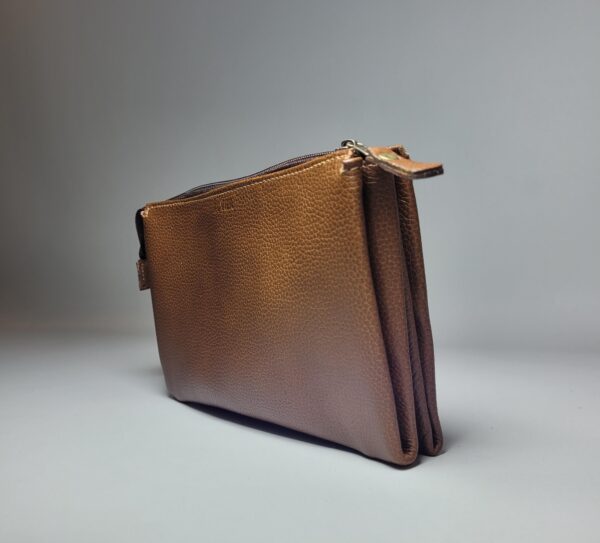 Neceser Ares de cuero 22,5 x 14 x 4 cm | Neceser compacto con 3 compartimentos internos | Estuche de cuero para artículos personales | Ideal para viajes y uso diario | Diseño elegante, práctico y duradero | Cierre seguro y acabado de alta calidad | Neceser masculino de cuero genuino