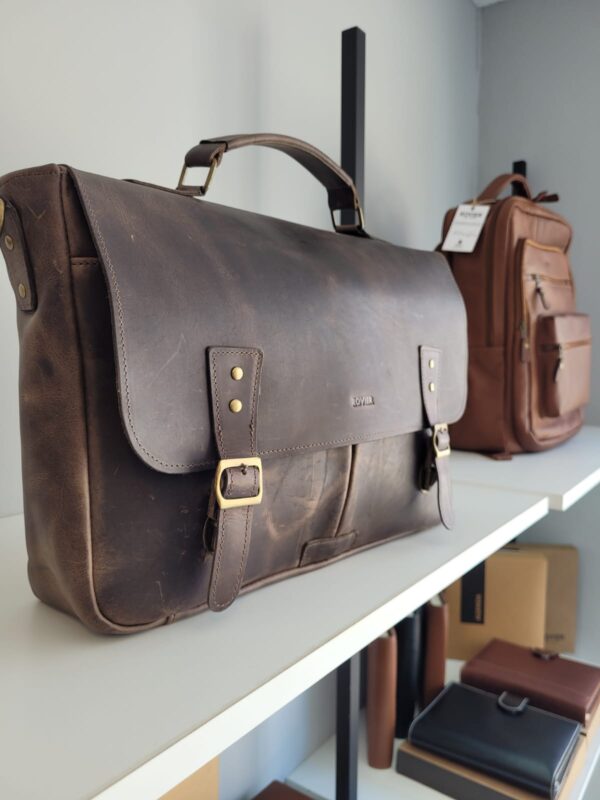 Maletín Atenas de cuero 40x30 cm | Maletín ejecutivo con bolsillos frontales y traseros | Pasador para carry-on | Cierre central y correa con hombrera | Maletín profesional de cuero para hombre | Ideal para oficina, viajes y uso diario | Diseño elegante y resistente