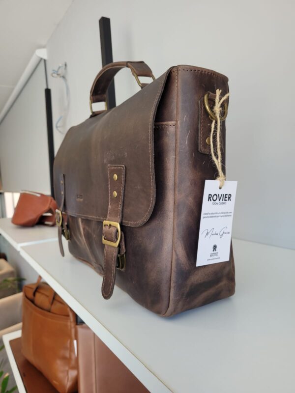 Maletín Atenas de cuero 40x30 cm | Maletín ejecutivo con bolsillos frontales y traseros | Pasador para carry-on | Cierre central y correa con hombrera | Maletín profesional de cuero para hombre | Ideal para oficina, viajes y uso diario | Diseño elegante y resistente