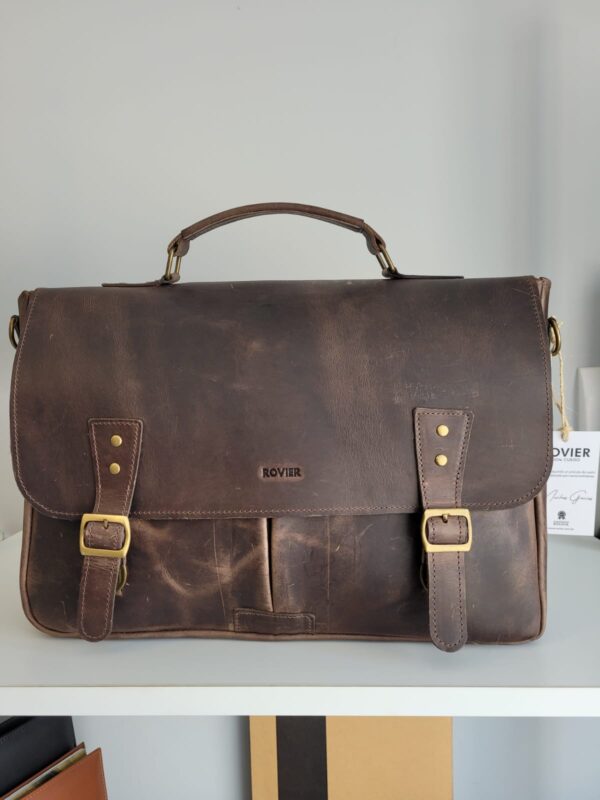 Maletín Atenas de cuero 40x30 cm | Maletín ejecutivo con bolsillos frontales y traseros | Pasador para carry-on | Cierre central y correa con hombrera | Maletín profesional de cuero para hombre | Ideal para oficina, viajes y uso diario | Diseño elegante y resistente
