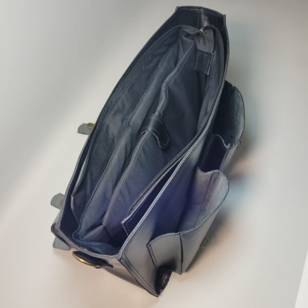 Maletín Espartano de cuero 40x30 cm | Maletín ejecutivo con bolsillos frontales y traseros | Pasador para maleta carry-on | Cierre central y correa con hombrera | Maletín de cuero para hombre, elegante y funcional | Ideal para oficina, viajes y uso diario | Asas resistentes y diseño profesional