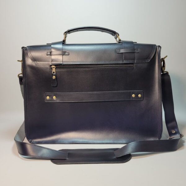 Maletín Espartano de cuero 40x30 cm | Maletín ejecutivo con bolsillos frontales y traseros | Pasador para maleta carry-on | Cierre central y correa con hombrera | Maletín de cuero para hombre, elegante y funcional | Ideal para oficina, viajes y uso diario | Asas resistentes y diseño profesional