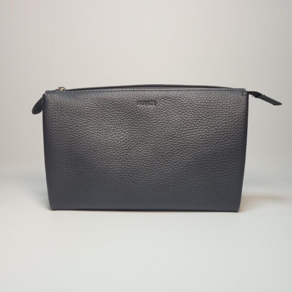 Neceser Ares de cuero 22,5 x 14 x 4 cm | Neceser compacto con 3 compartimentos internos | Estuche de cuero para artículos personales | Ideal para viajes y uso diario | Diseño elegante, práctico y duradero | Cierre seguro y acabado de alta calidad | Neceser masculino de cuero genuino