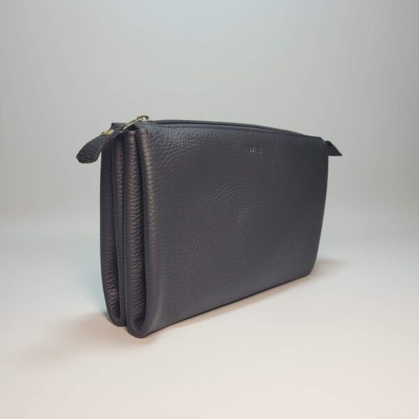 Neceser Ares de cuero 22,5 x 14 x 4 cm | Neceser compacto con 3 compartimentos internos | Estuche de cuero para artículos personales | Ideal para viajes y uso diario | Diseño elegante, práctico y duradero | Cierre seguro y acabado de alta calidad | Neceser masculino de cuero genuino