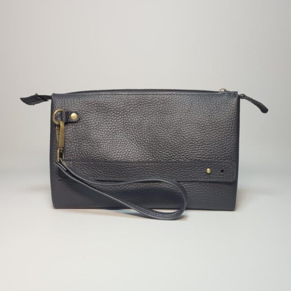 Neceser Ares de cuero 22,5 x 14 x 4 cm | Neceser compacto con 3 compartimentos internos | Estuche de cuero para artículos personales | Ideal para viajes y uso diario | Diseño elegante, práctico y duradero | Cierre seguro y acabado de alta calidad | Neceser masculino de cuero genuino