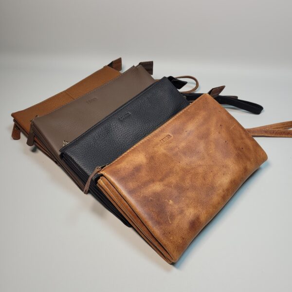 Neceser Ares de cuero 22,5 x 14 x 4 cm | Neceser compacto con 3 compartimentos internos | Estuche de cuero para artículos personales | Ideal para viajes y uso diario | Diseño elegante, práctico y duradero | Cierre seguro y acabado de alta calidad | Neceser masculino de cuero genuino