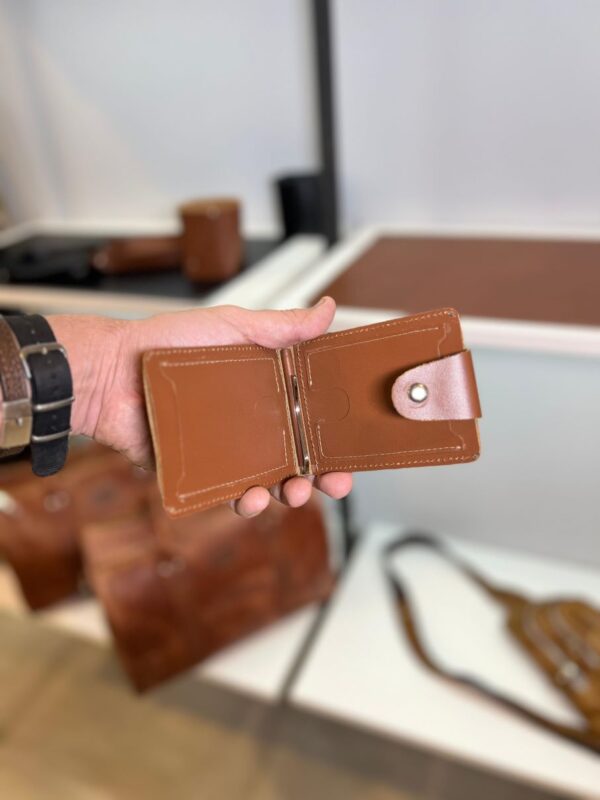 billetera con clip metálico, billetera cuero hombre moderna, billetera grabado láser personalizada, billetera con botón de presión, billetera cuero sin forro, ROVIER billeteras Bolivia, billetera compacta cuero genuino. billetera de hombre, billetera de cuero para hombre,