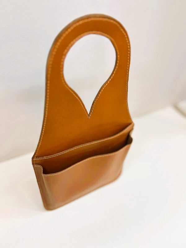 organizador palanca carro, organizador de cuero para auto, organizador de consola central, porta celular auto cuero, accesorio cuero auto, organizador con bolsillos para auto, organizador cuero personalizado, regalo ejecutivo auto, organizador ROVIER cuero, organizador para freno de mano, accesorio cuero para carro, organizador interior vehículo, organizador para facturas y notas
