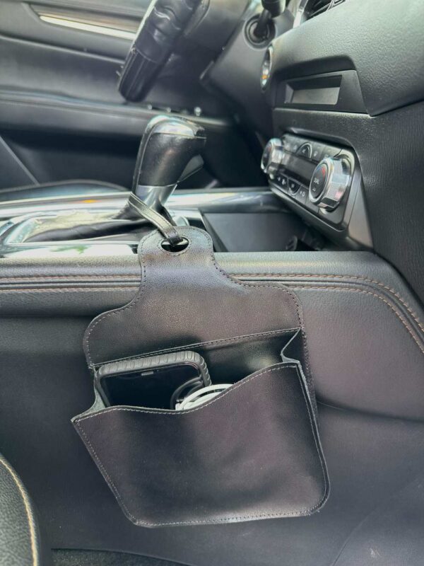 organizador palanca carro, organizador de cuero para auto, organizador de consola central, porta celular auto cuero, accesorio cuero auto, organizador con bolsillos para auto, organizador cuero personalizado, regalo ejecutivo auto, organizador ROVIER cuero, organizador para freno de mano, accesorio cuero para carro, organizador interior vehículo, organizador para facturas y notas