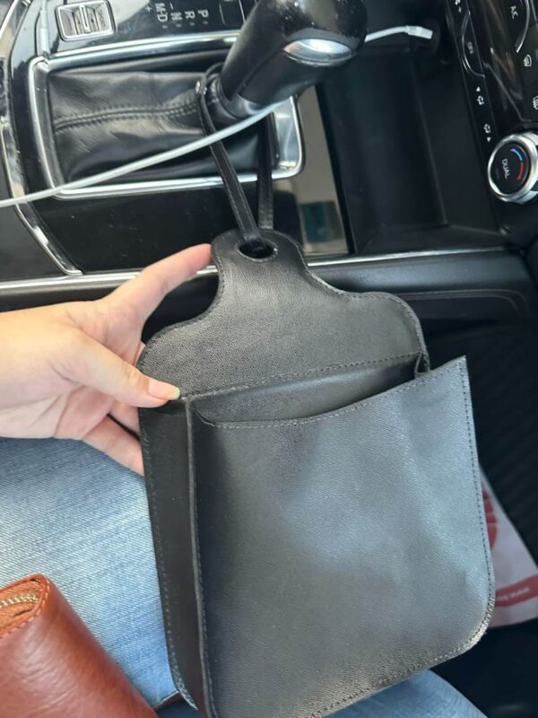 organizador palanca carro, organizador de cuero para auto, organizador de consola central, porta celular auto cuero, accesorio cuero auto, organizador con bolsillos para auto, organizador cuero personalizado, regalo ejecutivo auto, organizador ROVIER cuero, organizador para freno de mano, accesorio cuero para carro, organizador interior vehículo, organizador para facturas y notas