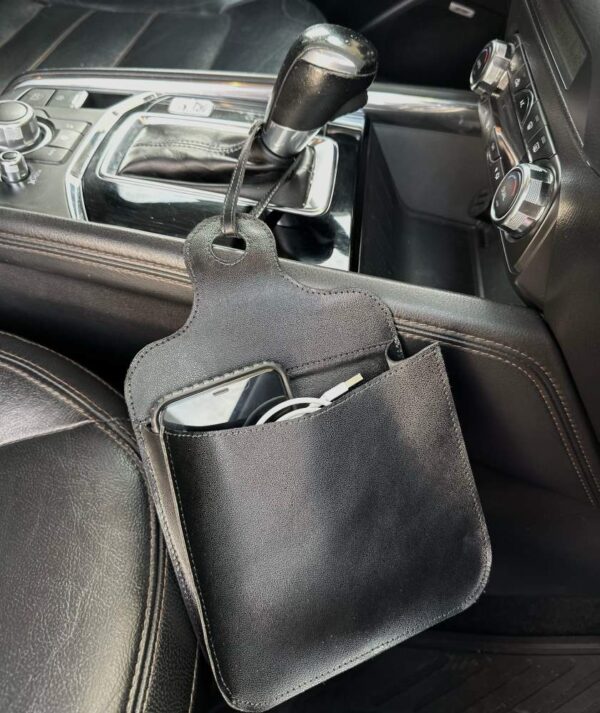 organizador palanca carro, organizador de cuero para auto, organizador de consola central, porta celular auto cuero, accesorio cuero auto, organizador con bolsillos para auto, organizador cuero personalizado, regalo ejecutivo auto, organizador ROVIER cuero, organizador para freno de mano, accesorio cuero para carro, organizador interior vehículo, organizador para facturas y notas