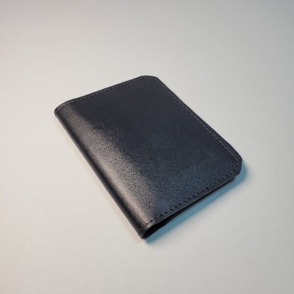 billetera de cuero para hombre, billetera compacta cuero, porta tarjetas cuero genuino, billetera sin forro, billetera personalizada grabado láser, ROVIER billeteras Bolivia, billetera minimalista cuero.