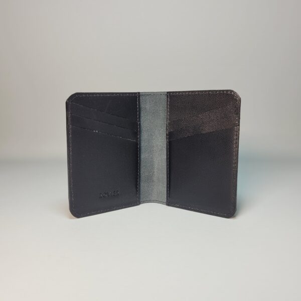 billetera de cuero para hombre, billetera compacta cuero, porta tarjetas cuero genuino, billetera sin forro, billetera personalizada grabado láser, ROVIER billeteras Bolivia, billetera minimalista cuero.