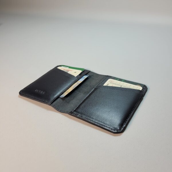 billetera de cuero para hombre, billetera compacta cuero, porta tarjetas cuero genuino, billetera sin forro, billetera personalizada grabado láser, ROVIER billeteras Bolivia, billetera minimalista cuero.