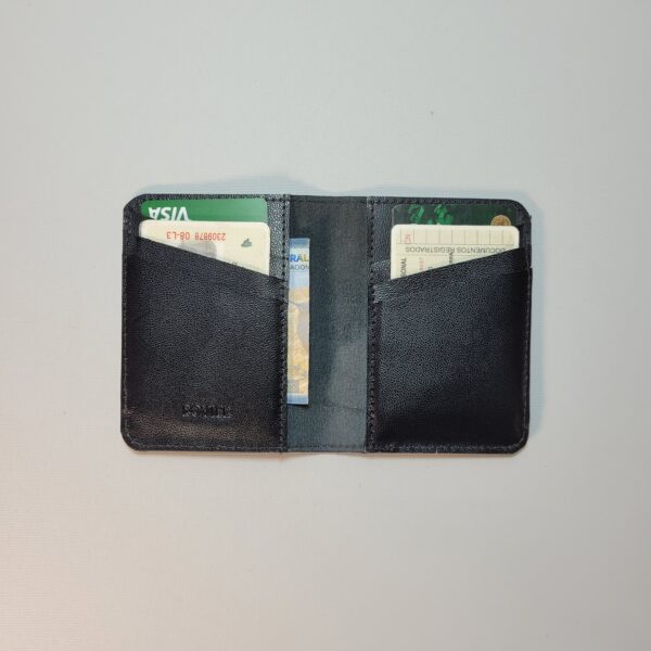 billetera de cuero para hombre, billetera compacta cuero, porta tarjetas cuero genuino, billetera sin forro, billetera personalizada grabado láser, ROVIER billeteras Bolivia, billetera minimalista cuero.