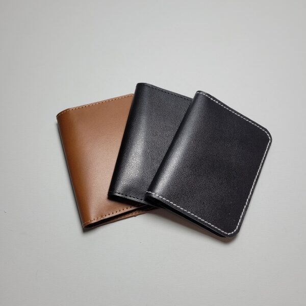 billetera de cuero para hombre, billetera compacta cuero, porta tarjetas cuero genuino, billetera sin forro, billetera personalizada grabado láser, ROVIER billeteras Bolivia, billetera minimalista cuero.