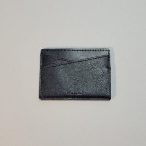 tarjetero de cuero, tarjetero compacto, tarjetero plano, porta tarjetas cuero, tarjetero cuero personalizado, tarjetero grabado láser, tarjetero ejecutivo, accesorio de cuero para oficina, regalo de cuero corporativo, tarjetero artesanal Bolivia, tarjetero minimalista