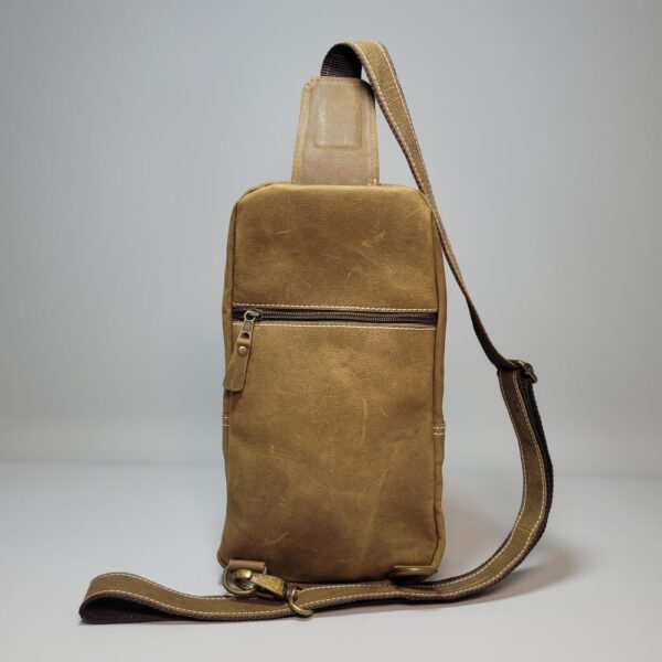pechera de cuero para hombre, bolso cruzado de cuero, bolso pecho cuero hombre, riñonera cruzada cuero, pechera cuero grabado láser, accesorio urbano cuero, bolso de pecho masculino, pechera regulable cuero hombre, bolso cuero personalizado, regalo cuero hombre