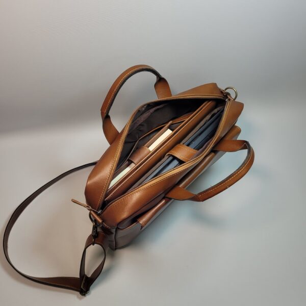 maletín de cuero para hombre, maletín ejecutivo de cuero, maletín liviano con compartimento para laptop, maletín profesional de cuero, maletín de oficina, hombre maletín personalizado grabado láser, artículos de cuero para negocios, maletín compacto de cuero, bolso ejecutivo cuero genuino, regalo corporativo cuero, hand made bolivia