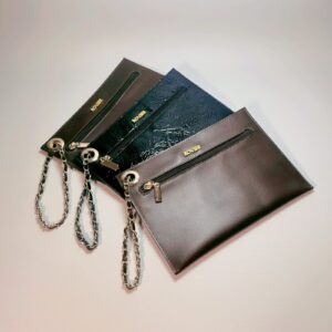 sobre cóctel de cuero, clutch de cuero elegante, sobre con cadena dorada, cartera de mano cuero mujer, sobre cuero para eventos, cartera cóctel personalizada, sobre cuero con grabado láser, clutch cuero ROVIER, cartera pequeña de cuero, sobre cuero genuino Bolivia, accesorio elegante cuero mujer, bolso de noche cuero mujer, regalo cuero mujer