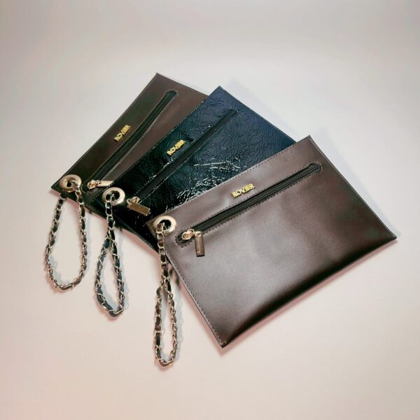 sobre cóctel de cuero, clutch de cuero elegante, sobre con cadena dorada, cartera de mano cuero mujer, sobre cuero para eventos, cartera cóctel personalizada, sobre cuero con grabado láser, clutch cuero ROVIER, cartera pequeña de cuero, sobre cuero genuino Bolivia, accesorio elegante cuero mujer, bolso de noche cuero mujer, regalo cuero mujer