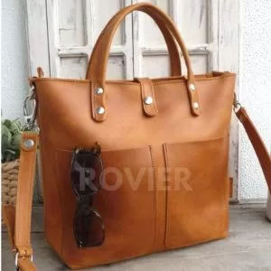 bolso de cuero genuino, bolso con bolsillos externos, bolso con tapa con botón, bolso de cuero con bandolera, bolso de cuero de mano y bandolera, bolso de cuero resistente, bolso de cuero boliviano, bolso con cierre y botón, bolso de cuero elegante, bolso de cuero exclusivo.